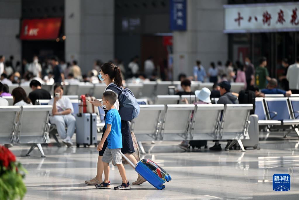 7月1日，旅客在天津西站候车。新华社记者 李然 摄
