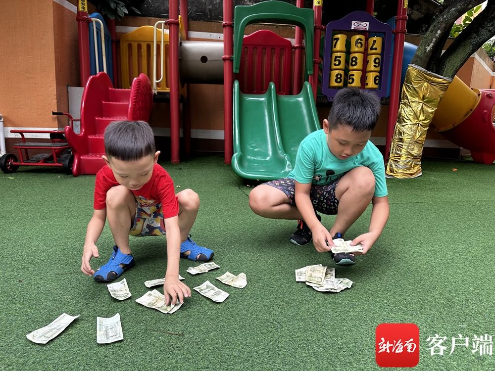兄弟两人卖报后清点收入.