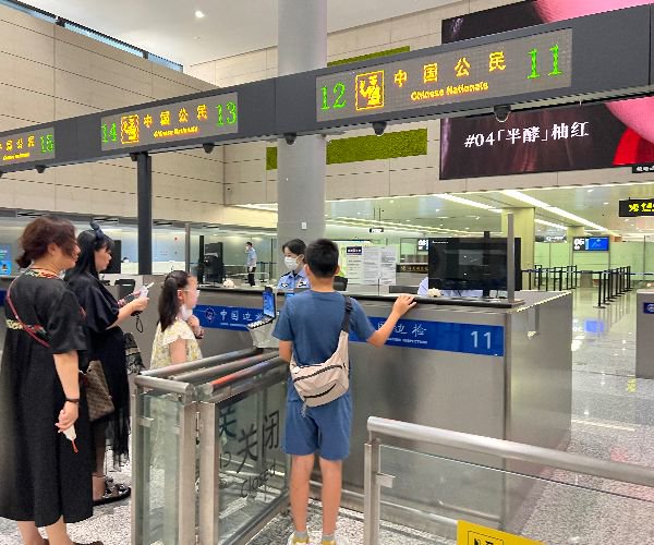 图说:虹桥机场迎暑期首波出境客流高峰.虹桥边检站供图