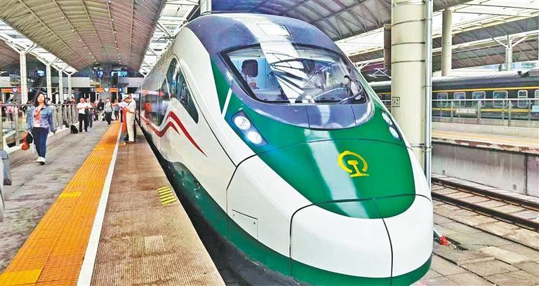 图为此次上线运营的cr200j复兴号动车组.本报记者 石 晶摄