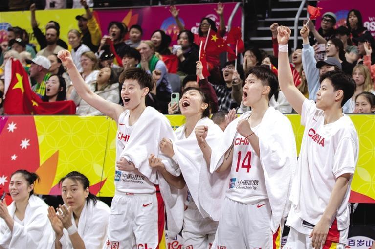 7月1日，中国队球员在场边庆祝得分。新华社图片