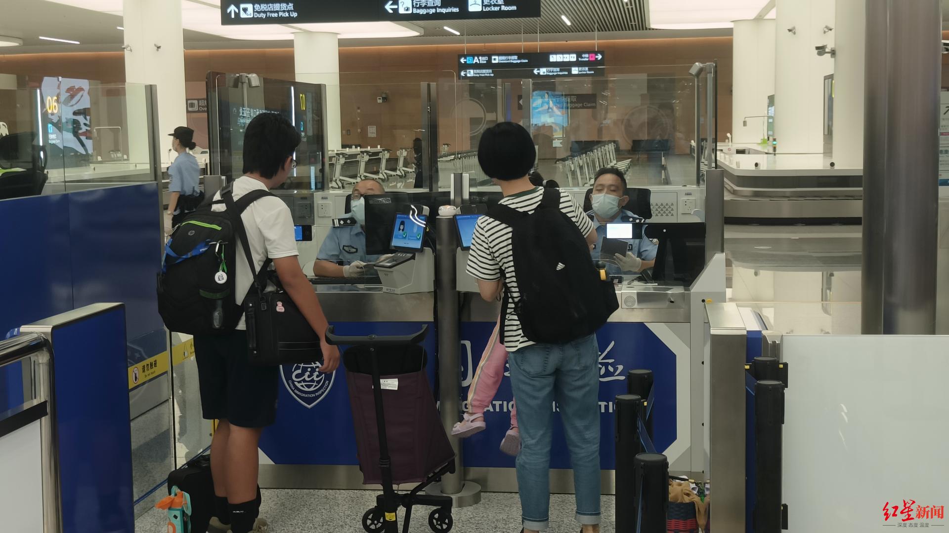 ▲民警为吉隆坡入境旅客办理通关手续