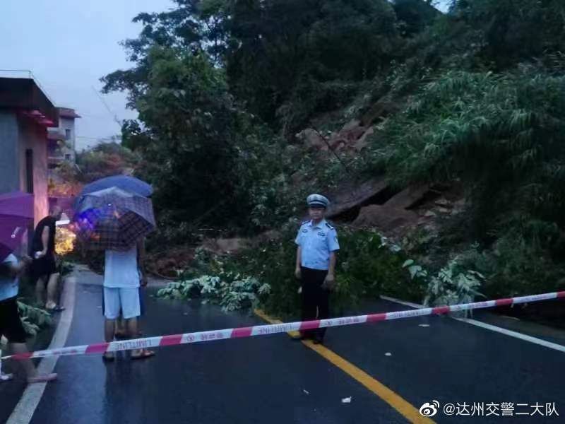 ↑达川区雷音铺道路鲁家堰路段山体滑坡