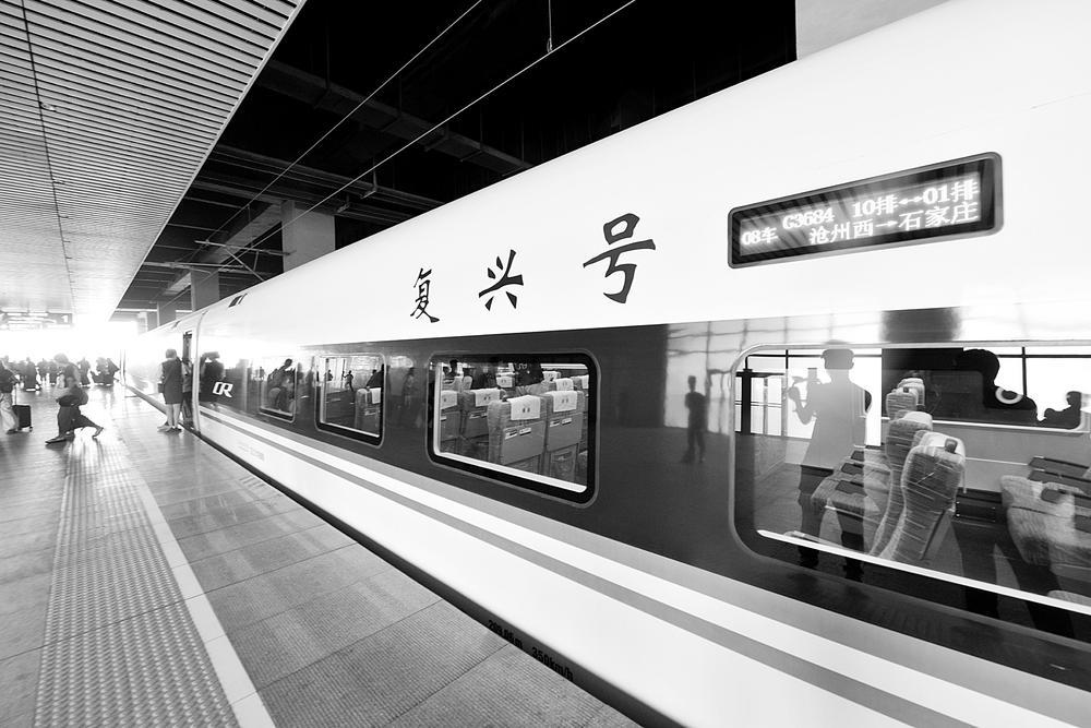 图为7月1日,由沧州西开往石家庄的g3681/4次首开高铁动车到达石家庄站