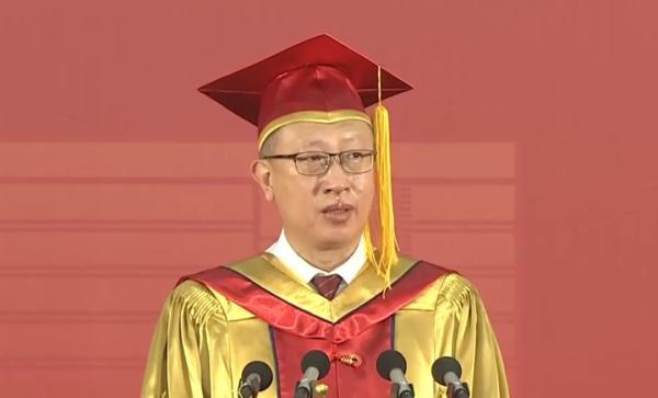 畢業典禮上提到她,這位校長落淚了 - 新浪香港