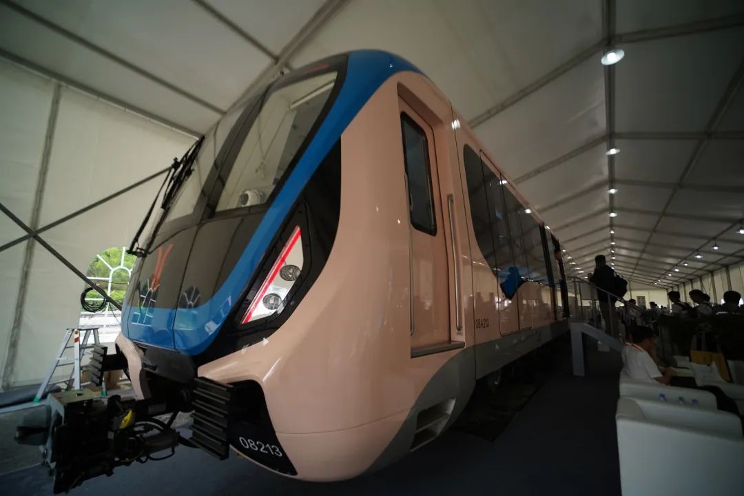 我国首列时速80公里a型中国标准地铁列车在广州发布.