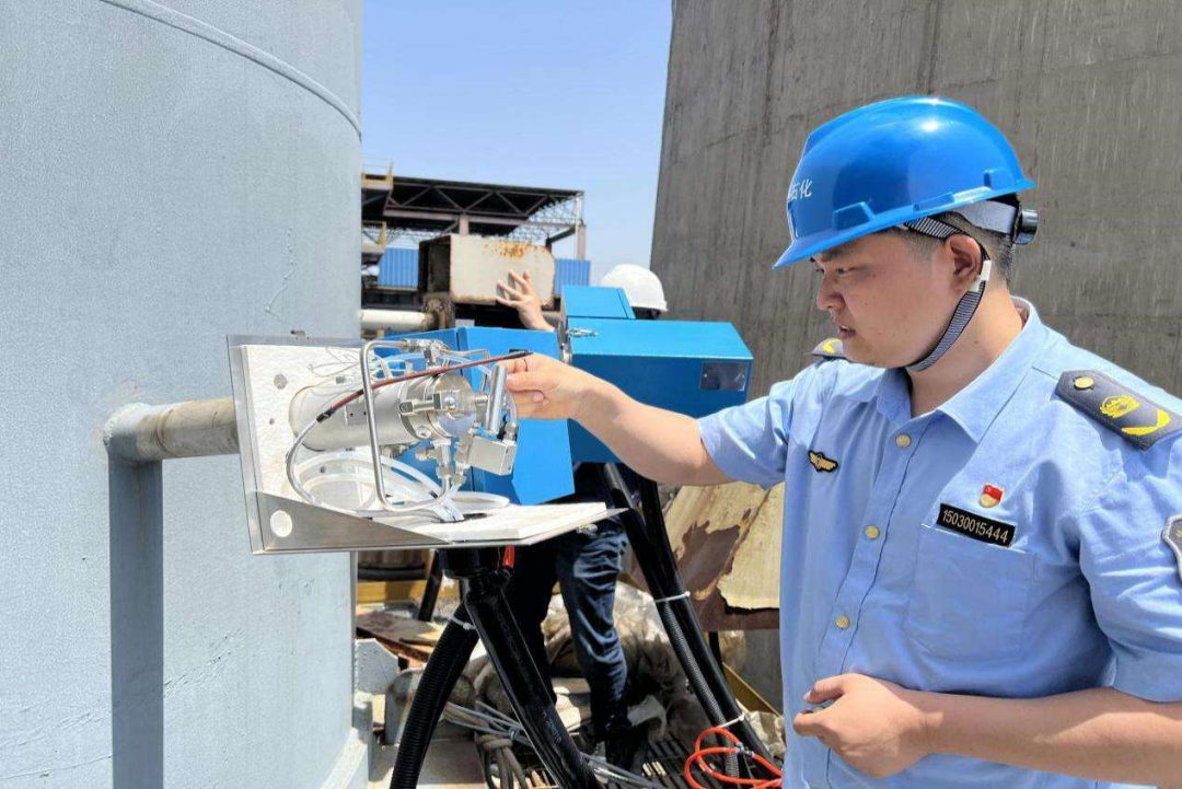 继续蹲在40余米高的裂化催化排口上,检查废气在线监控设施的采样管线