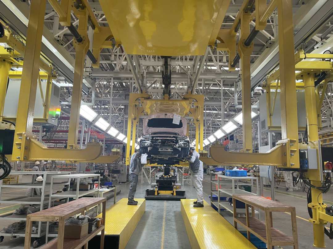 在东风纳米s31生产线上,工作人员正在作业.向阳摄