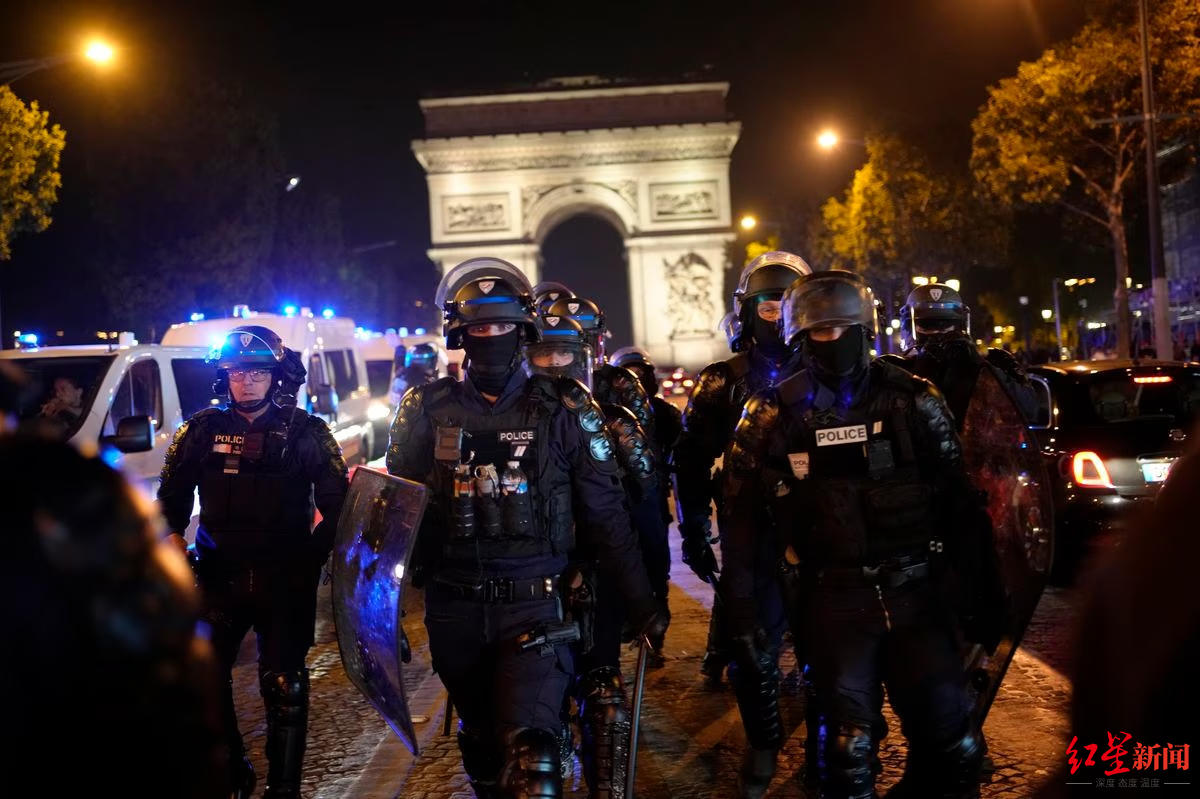 ↑7月1日，法国警察在巴黎香榭丽舍大街凯旋门前巡逻