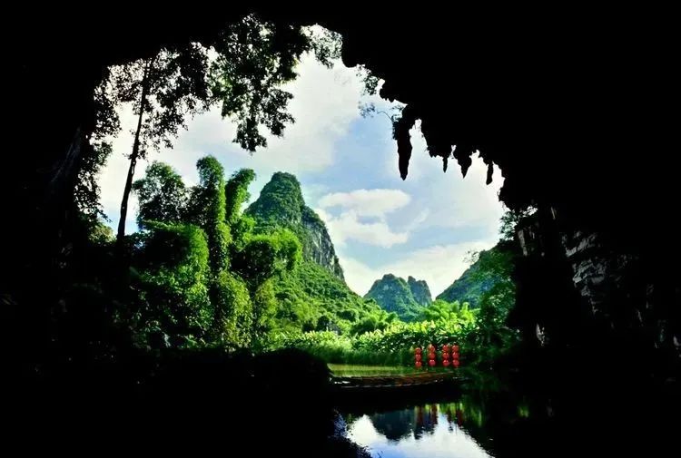 阳春旅游资源丰富从左到右,上至下分别为玉溪三洞,凌霄岩,雷芝南祖居