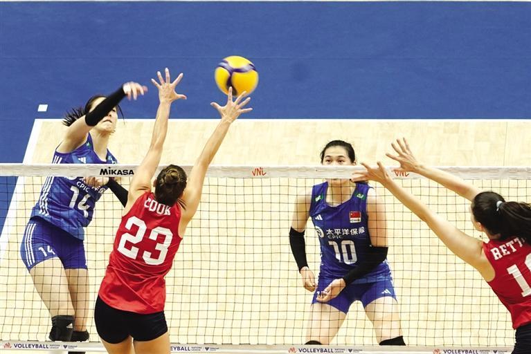 7月2日,中国队球员郑益昕(左)在比赛中扣球.新华社图片