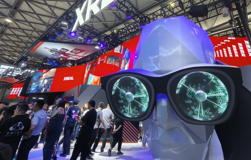 全球知名AR眼镜品牌XREAL的展台设计充满未来感。