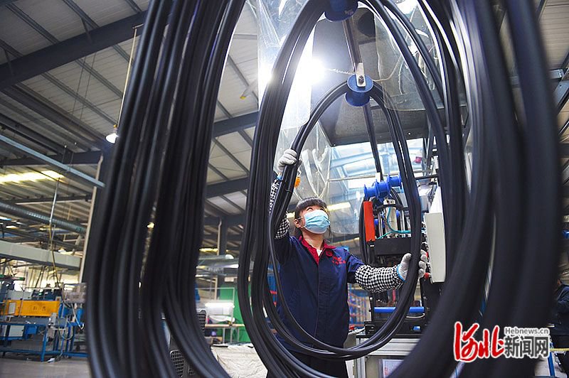 近日,河北永昌车辆部件科技有限公司工人在汽车密封条生产线工作.