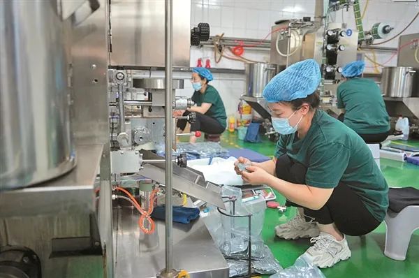 海霖食品公司工作人员正在加紧生产.