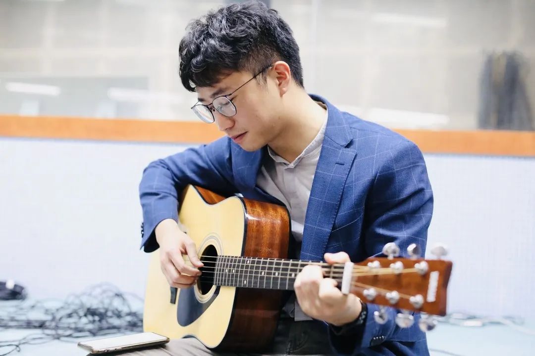 获奖歌曲《少年》(建党百年版)的词作者罗高丞则表示,作为一名热爱着