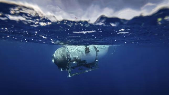 这艘母船有深蓝色的船体和17名船员,把"泰坦"号潜水器带到了计划下潜