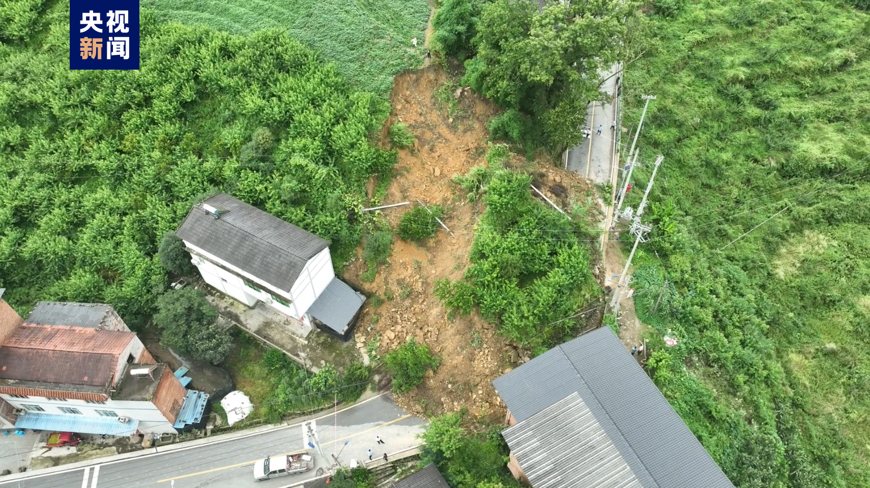 重庆云阳县平安镇龙塘社区发生山体滑坡阻断道路|重庆市_新浪财经