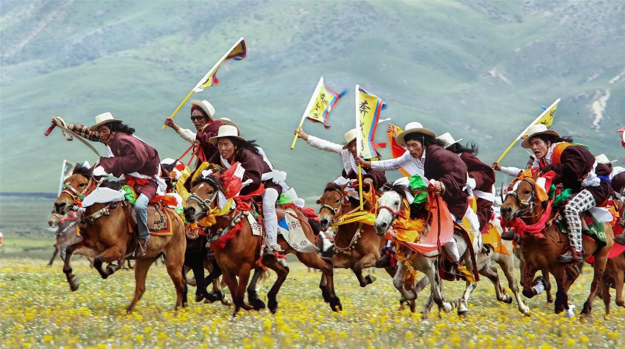 草原上纵马驰骋 &nbsp; &nbsp; 理塘县委宣传部供图