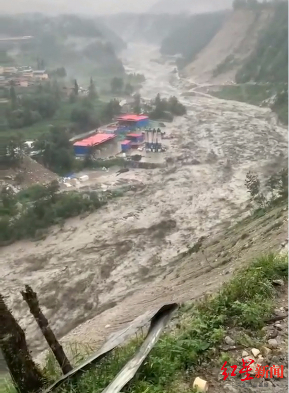 ↑暴雨引发山洪泥石流