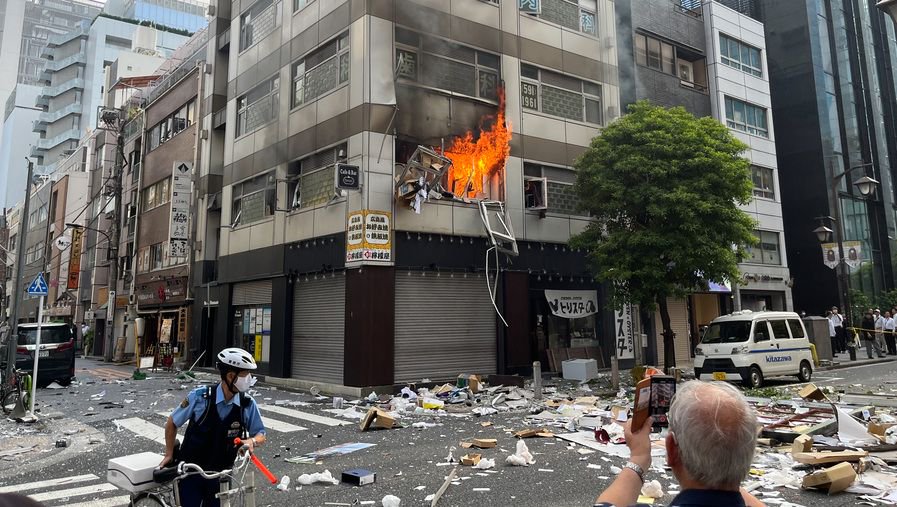 日本东京大楼爆炸瞬间门窗和大量碎片飞出有人高喊快逃