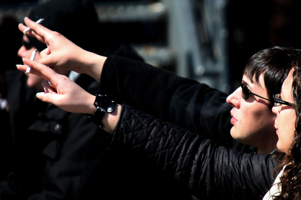 这是两名行人在美国纽约街头吸烟的照片(图片来源:新华社)