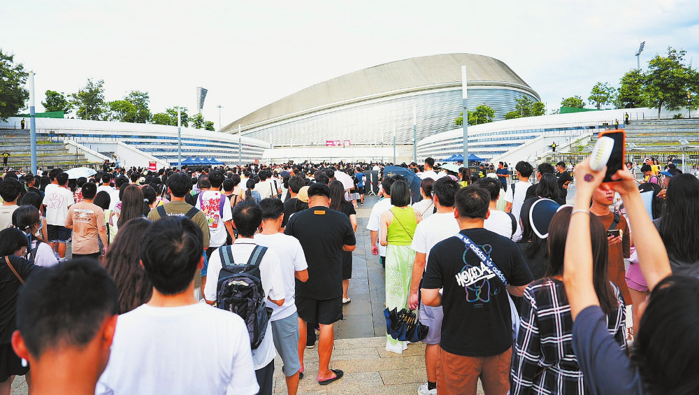7月1日下午,演唱会场馆外围,观众有序排队进场.