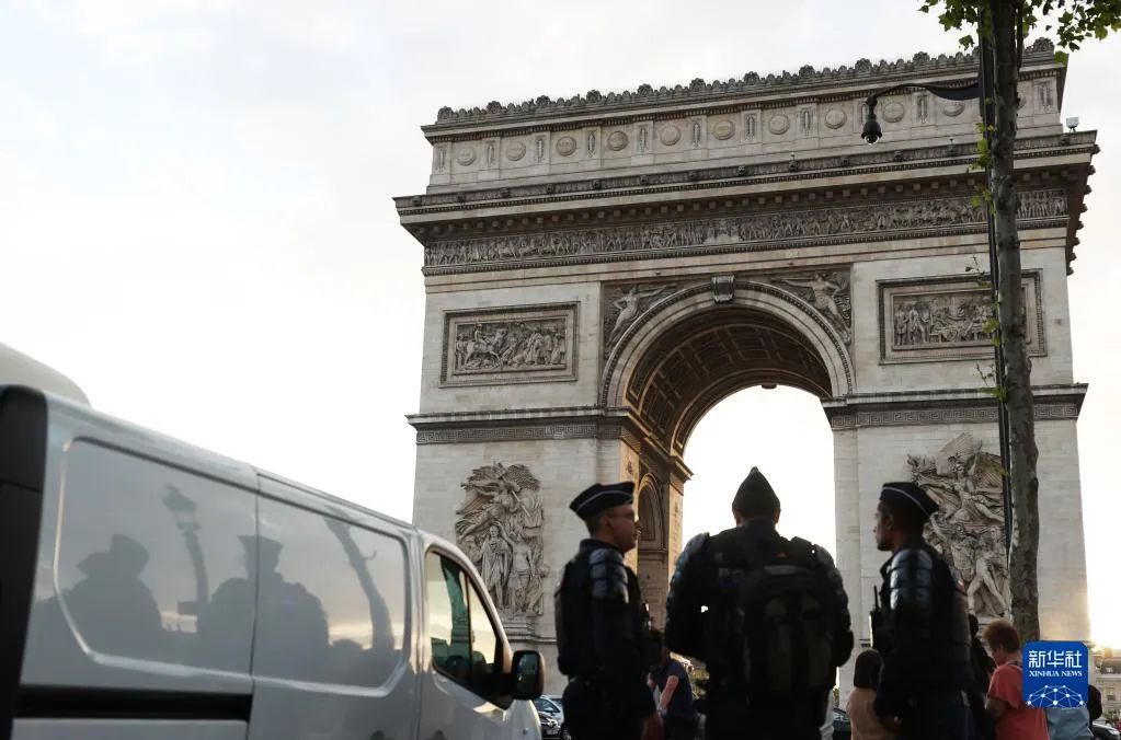 7月2日晚间,警察在法国巴黎凯旋门附近巡逻&nbsp; 图:新华社