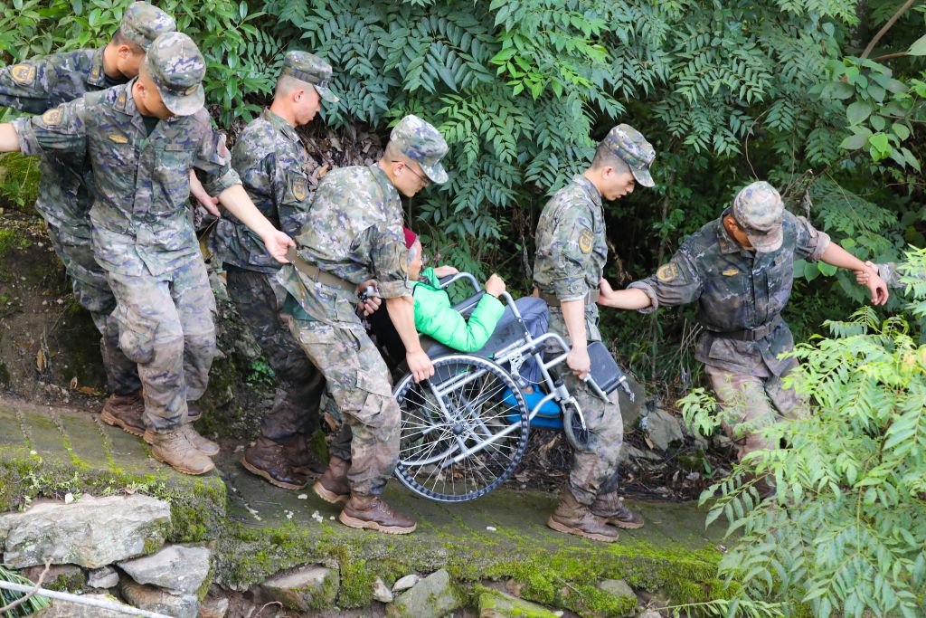 组图| 重庆万州:武警官兵连续奋战转移被困群众|李东_新浪财经_新浪网