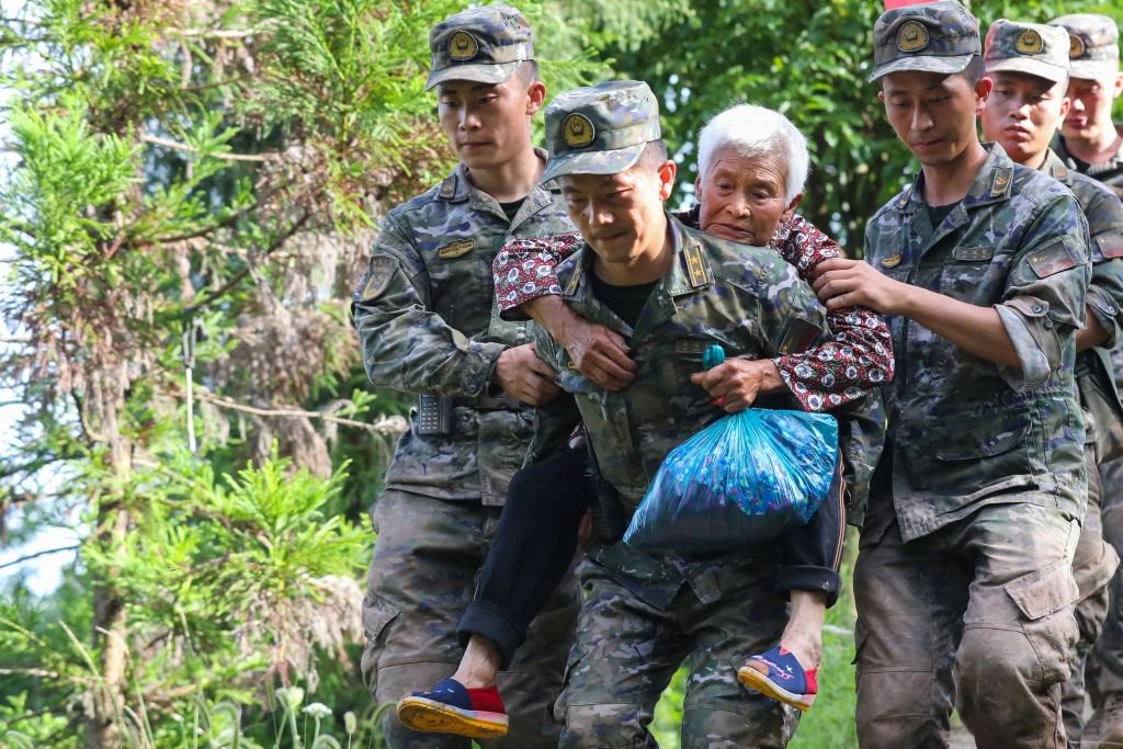 组图| 重庆万州:武警官兵连续奋战转移被困群众|李东_新浪财经_新浪网