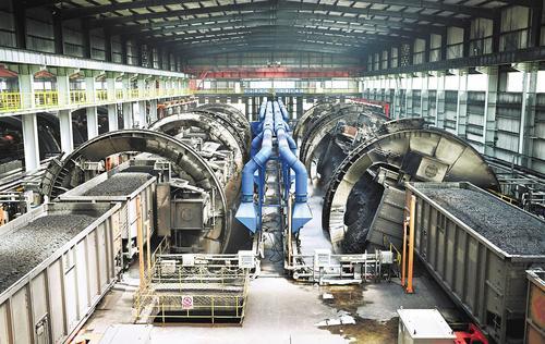 近日，在黄骅港煤炭港区翻车机房，翻车机工作的同时，除尘设备同步进行抑尘作业。 河北日报记者 张 昊摄