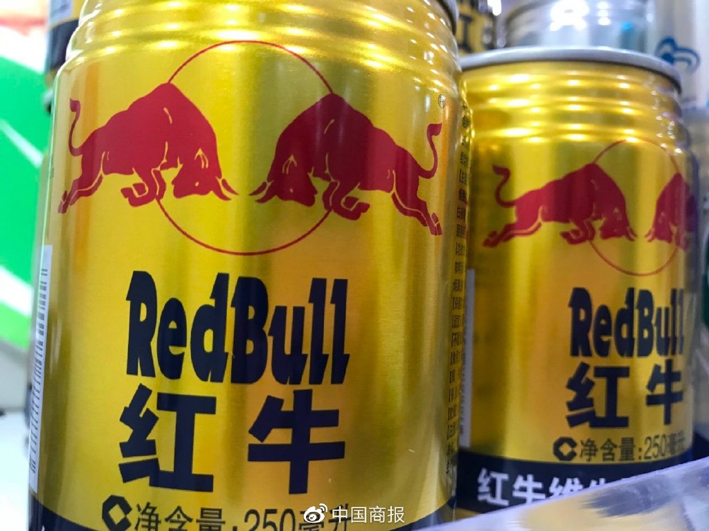 在超市内选购红牛饮料.(中国商报记者 付颢琬/摄)
