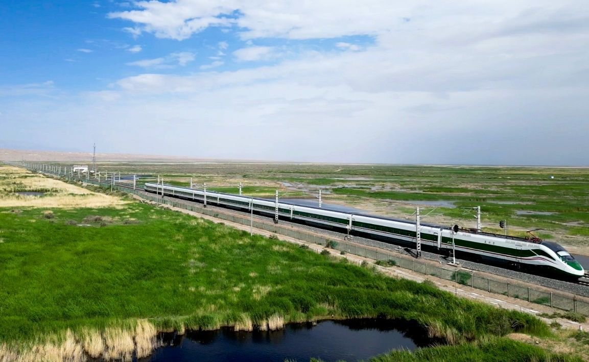 "复兴号"动车驶入青藏铁路德令哈车站(刘陈 摄)