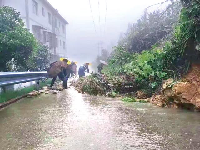 重庆万州暴雨中的平凡英雄|重庆市_新浪财经_新浪网