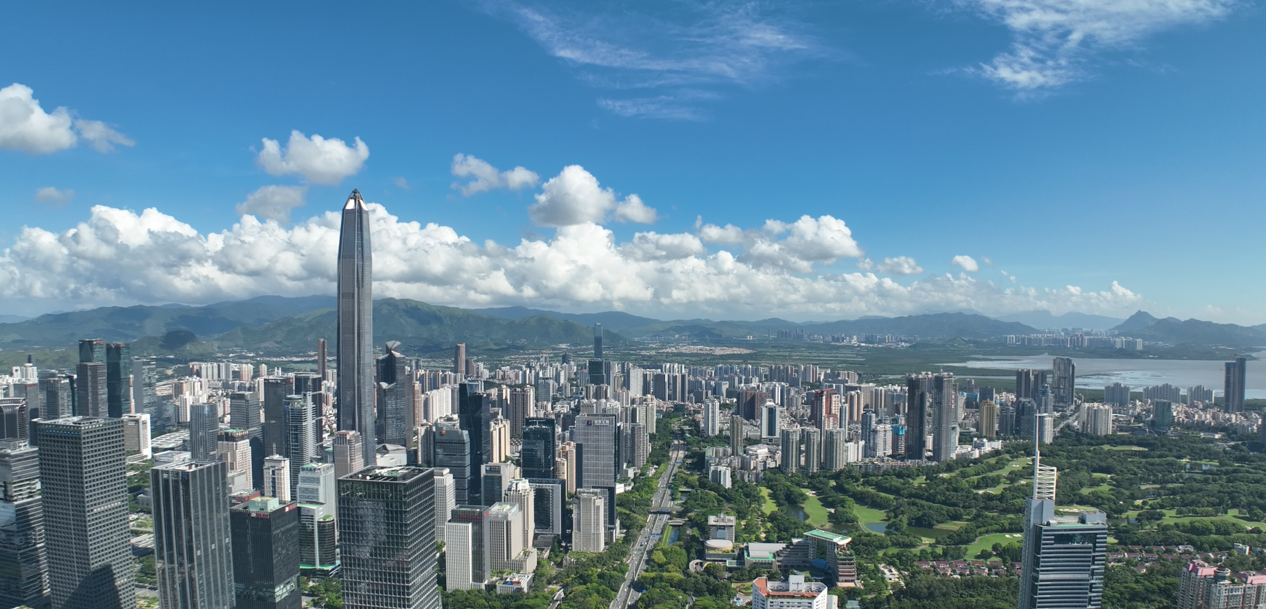 7月5日下午,无垠晴空下的福田区cbd群楼.