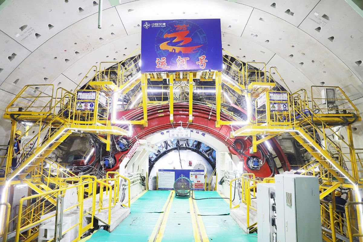 "运河号"盾构机顺利穿越通三铁路.图为"运河号"拼装区域.记者 常鸣/摄