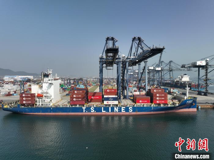 图为"德翔曼谷"轮5日顺利抵靠大连港集装箱码头12号泊位.赵玉昕 摄