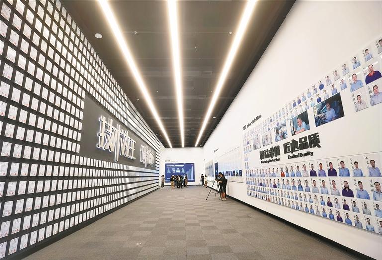 比亚迪展厅高大的发明专利墙引人注目.(本报资料图片)