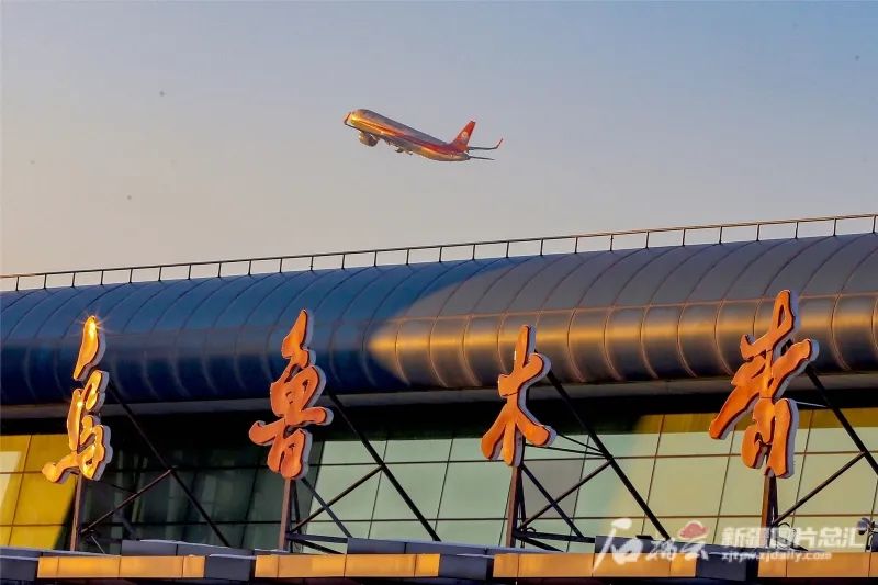 一架飞机从乌鲁木齐地窝堡国际机场起飞(资料图片).