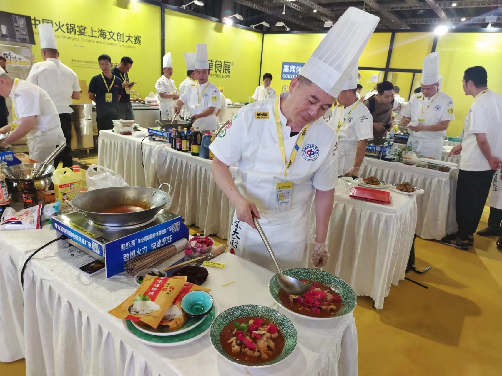 近百名"顶级厨师"齐聚第三届华食展中国预制菜烹饪锦标赛,秀出厨艺与