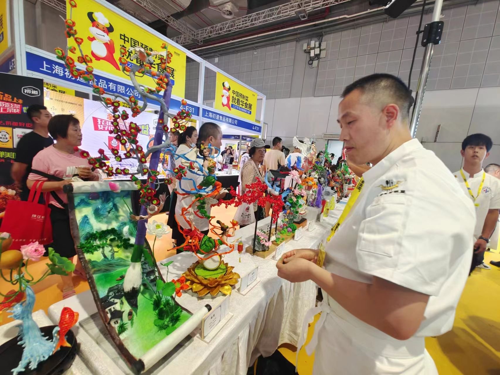 近百名"顶级厨师"齐聚第三届华食展中国预制菜烹饪锦标赛,秀出厨艺与