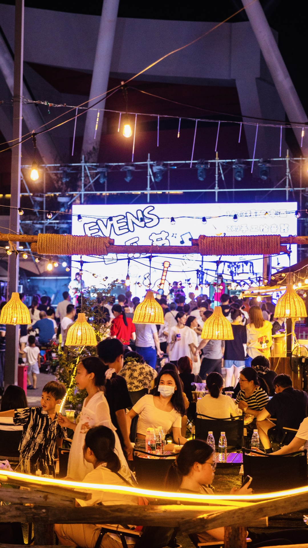 位于肇庆新区体育中心的网红夜市街.梁亮 摄