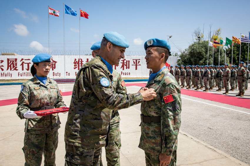 中国赴黎巴嫩维和部队410名官兵获授联合国"和平勋章"|黎巴嫩_新浪