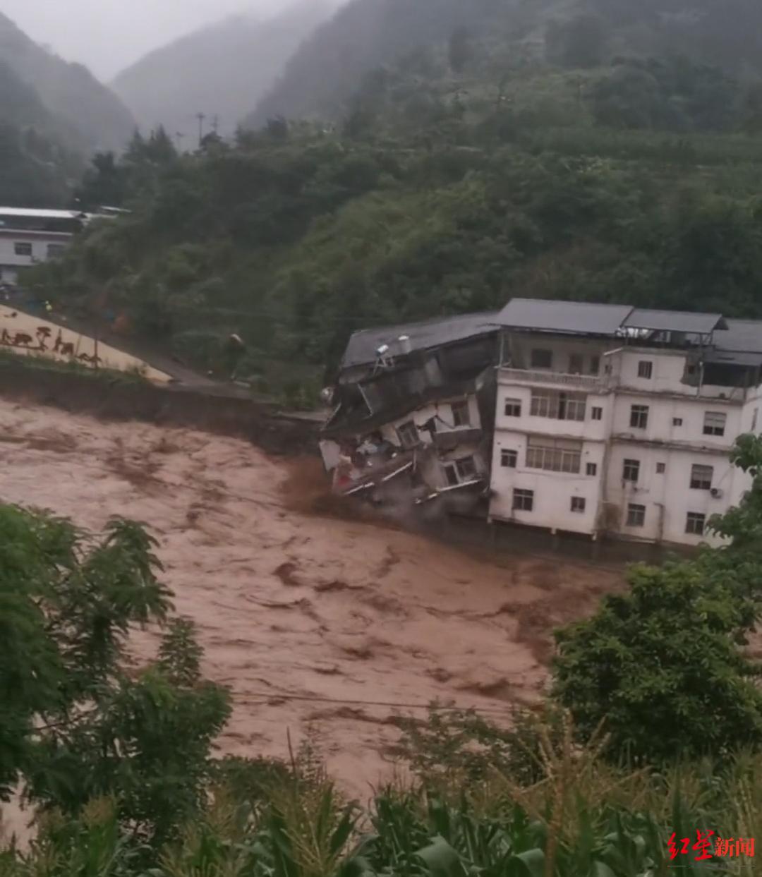 ↑巫山县抱龙镇洛阳村河边房屋倒塌瞬间 网络视频截图