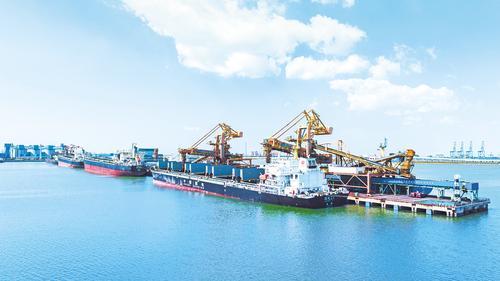 繁忙的黄骅港煤炭港区。河北日报记者 张 昊摄