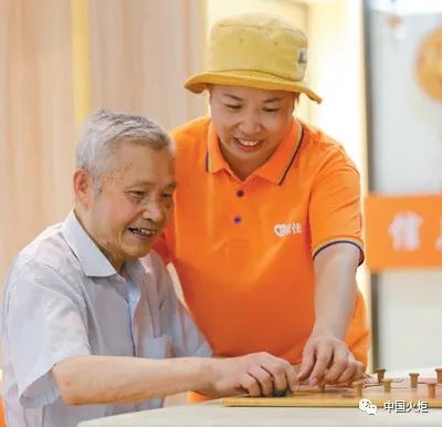 火炬关注 | 会网购,做美容,去旅游,买理财……老年人如今变"银发少年"