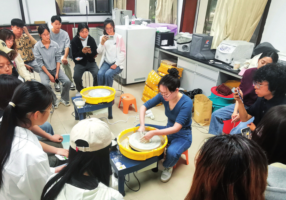 山西大学文物全科专业学生上陶器制作实验课(2023 年 5 月 27 日摄)