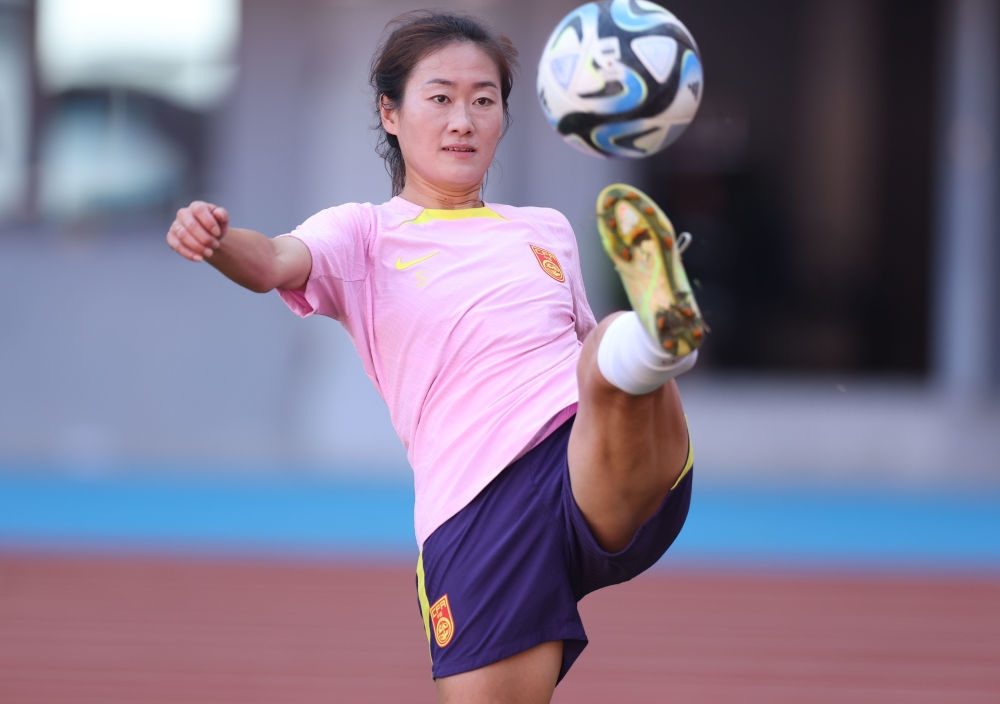 7月5日,中国女足队员吴海燕在训练中.新华社记者 丁旭 摄