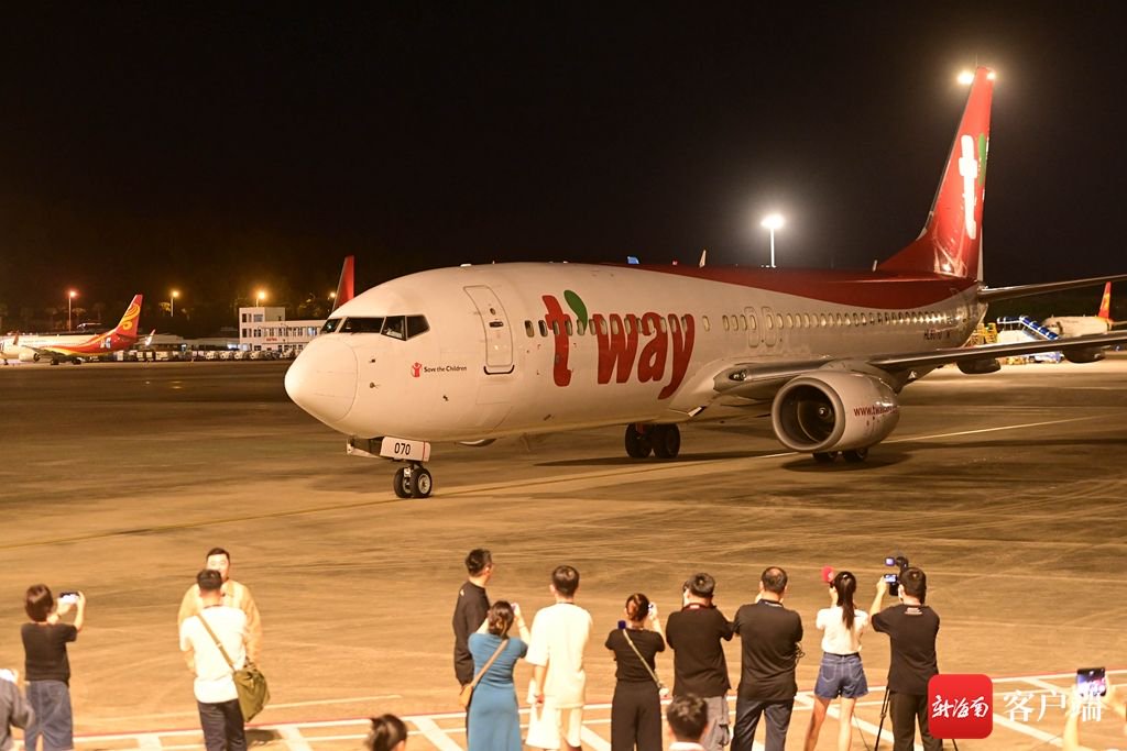 航空执飞的tw621航班搭载着125名旅客从韩国首尔抵达三亚凤凰国际机场