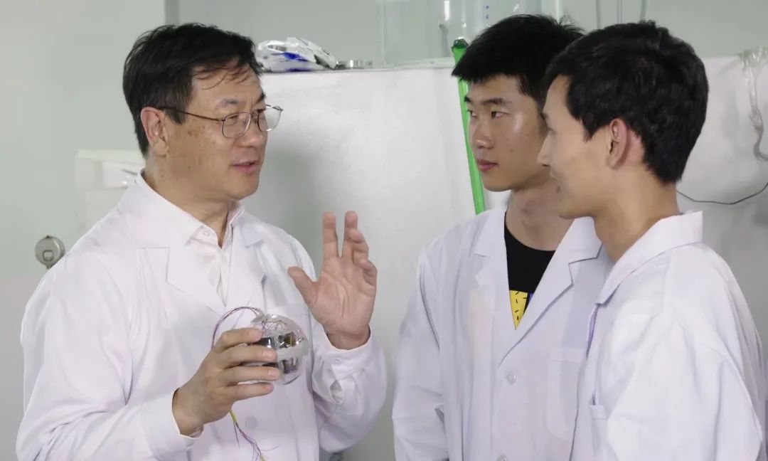 王中林（左）指导学生做实验。（北京纳米能源所供图）