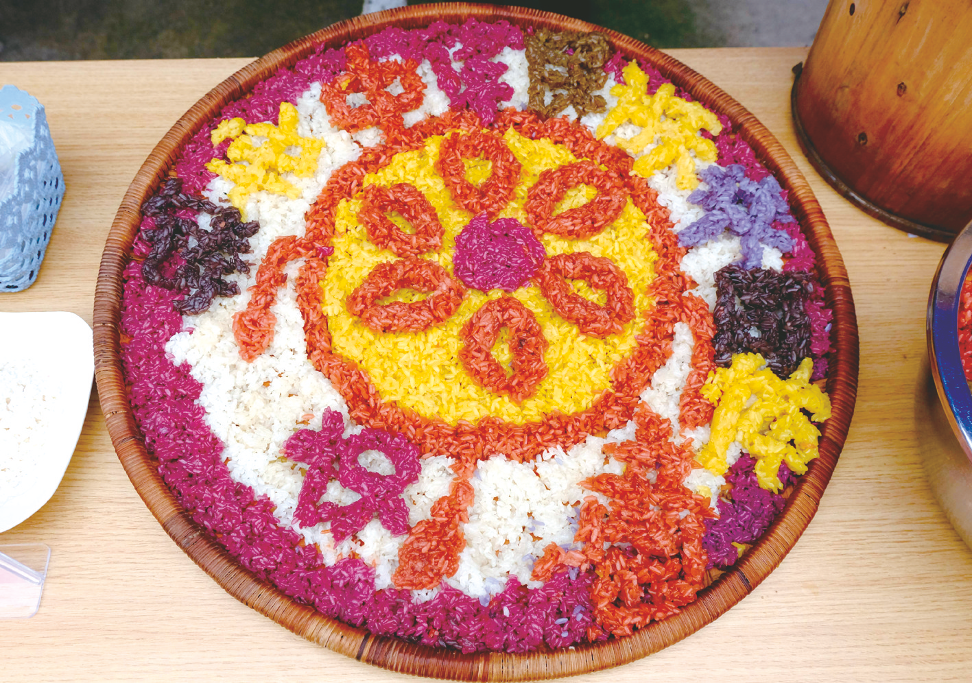 漂亮的五色糯米饭造型五色糯米饭用植物萃取汁液浸泡染色而成     本